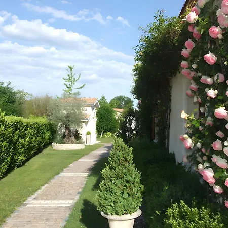 Les Hortensias Du Monastere Nocleg ze śniadaniem